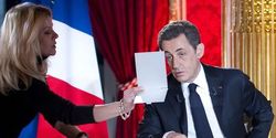 Nicolas Sarkozy se regarde dans un miroir avant le début de émmission dimanche 29 janvier 2012_Lionel_Bonaventure