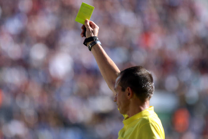 Arbitre-carton-jaune